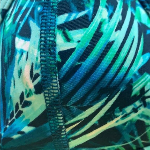 •Palm Print Triangle Top• - Picture 2 of 3